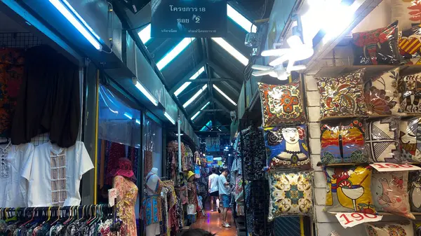 JJ Market olarak da bilinen Chatuchak Haftasonu Pazarı 'ndaki tezgah. Bangkok 'un en büyük geleneksel pazarlarından biri..