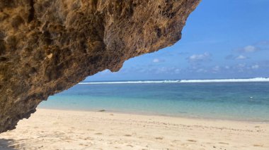 Okyanusun yanındaki kayalıklarda güzel kumsalları var.