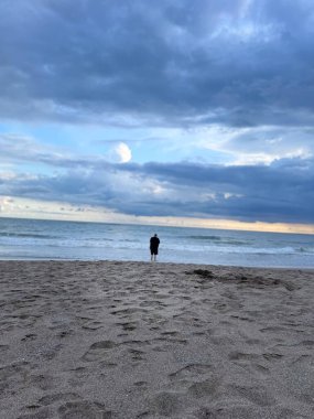 Endonezya 'da beyaz kum, mavi okyanus ya da deniz ile güzel bir sahil.