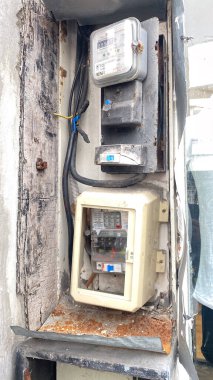 Endonezya üzerinde numaraları olan eski bir elektrikli ev cihazı.