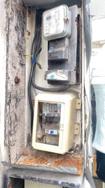 Endonezya üzerinde numaraları olan eski bir elektrikli ev cihazı.