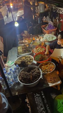 Gudeg Mercon, Endonezya sokak yemekleri gece pazarında, birçok baharatlı yiyecek servis ediliyor.