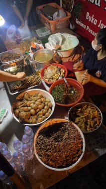 Gudeg Mercon, Endonezya sokak yemekleri gece pazarında, birçok baharatlı yiyecek servis ediliyor.