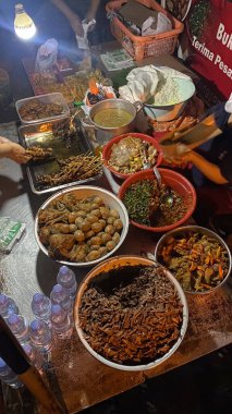 Gudeg Mercon, Endonezya sokak yemekleri gece pazarında, birçok baharatlı yiyecek servis ediliyor.
