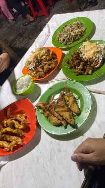 Kızarmış karaage, kızarmış karides ve mayonezli lahana salatası, geleneksel.