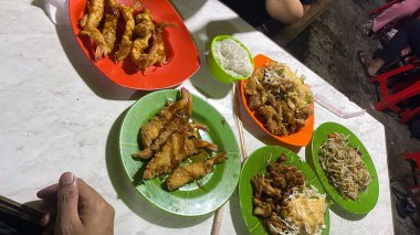 Kızarmış karaage, kızarmış karides ve mayonezli lahana salatası.