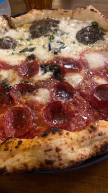  Yakın çekim, ev yapımı salamlı ve erimiş peynirli pizza.