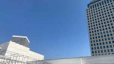 Mavi gökyüzü olan bir bina ve uzay için boş bir bina.