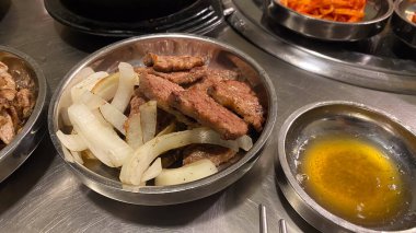 Kore bayrağıyla dolu bir masa havuç ve soğan da dahil olmak üzere bir sürü yemek tabağı Kore yemeği.