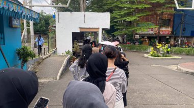 Ünlü viral pastane dükkânı için kuyruğa giren turistler