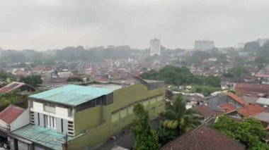 Asya 'da konutların ya da gecekondu mahallelerinin videosu, yağmurlu hava şartları kötü bölge klibi ya da görüntüsü