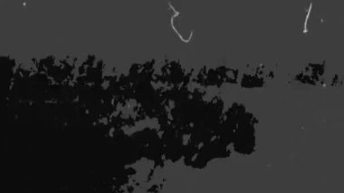 Eski hasarlı VHS kaset oynatılıyor, analog TV 'den gelen gürültü, rastgele arıza ve sabit karışım, 30 fps. Modern video, grunge ve metal, desenli, gürültülü ve tozlu, antika klipsli