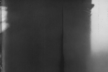 Koyu kumlu gri eğimli dalga arkaplanı, siyah beyaz afiş poster kapağı soyut tasarım, boş kopya alanı.