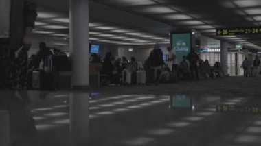 Bangkok, Tayland - 05 Kasım 2024: Havaalanı Terminal Salonunun zaman aşımı, uçuş bekleyen kalabalık