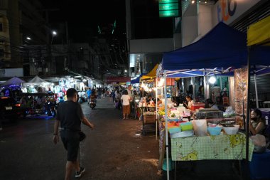 Bangkok, Tayland - 22 Kasım 2024: Pratunam gece pazarı. Pazar çeşitli gıda tezgahları sunuyor ve turistler için mal satıyor..