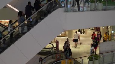 Bangkok, Tayland - 21 Kasım 2024: Alışveriş merkezindeki yürüyen merdivene tepeden bakılacak turistlerin alışveriş yaptığı, Bangkok 'un ünlü mağazası