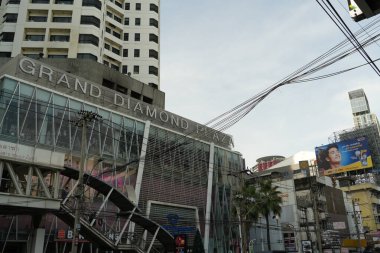 Bangkok, Tayland - 28 Kasım 2024: Bangkok, Tayland 'daki Grand Diamond Plaza manzarası. Ucuz moda ve kıyafetleri olan müşterileriyle ünlüdür.