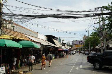 Bangkok, Tayland - 16 Kasım 2024: Chatuchak Hafta sonu Pazarı, alışveriş için gelen insan ve turistlerle dolu,