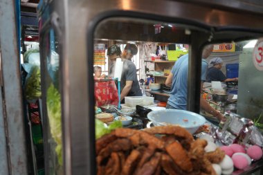 Bangkok, Tayland - 16 Kasım 2024: Raan Yaam Jae-Euang 'ın mutfağında yemek pişiren adam, Chatuchak Haftasonu Marketi' nin ünlü yerel mutfağı, yemek yemeye gelen insan ve turistlerle dolu.