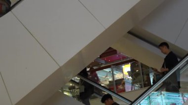 Bangkok, Tayland - 21 Kasım 2024: Alışveriş merkezi yürüyen merdiven, yürüyen ve yürüyen merdivenlerde bekleyenler