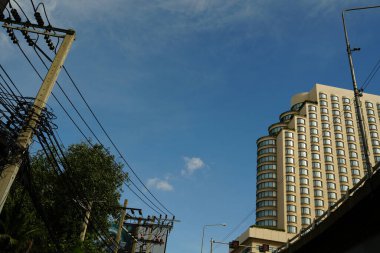 Apartman binası, direniş için yüksek binalar, şehir merkezi güzel binalar, modern binalar ve Bangkok 'ta yüksek kuleler. Tayland. mavi gökyüzü arkaplanı