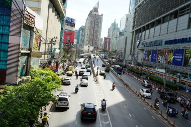 Bangkok, Tayland - 26 Kasım 2024: Platinum Moda Alışveriş Merkezi, Petchaburi Yolu 'ndaki toptan moda alışverişi ve yol trafiği