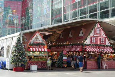 Bangkok, Tayland - 26 Kasım 2024: Bangkok 'ta Merkez Dünya' nın önünde, yol boyunca ünlü Tayland sokak yemekleri satışı