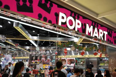 Bangkok, Tayland - 26 Kasım 2024: İnsanlar pop market önünde yeni bir oyuncak koleksiyonu bekliyor.