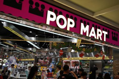 Bangkok, Tayland - 26 Kasım 2024: İnsanlar Merkez Dünya Bangkok 'taki POP MART' tan oyuncak almak için sırada bekliyorlar. Şirket koleksiyon tasarım oyuncakları satmasıyla tanınıyor..