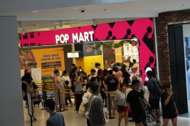Bangkok, Tayland - 26 Kasım 2024: Pop Mart oyuncakçısının önünde kuyrukta yürüyen insanlar