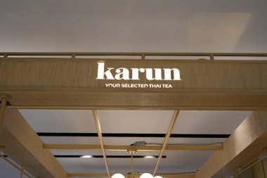 Bangkok, Tayland - 26 Kasım 2024: Karun, ünlü Thai çay dükkanı, lezzetli buzlu içecek veya donmuş buzlu içecek