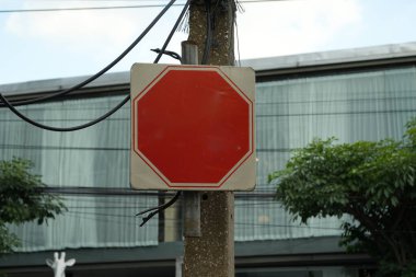 Yol kenarındaki eski uyarı levhası, kırmızı uyarı tabelası.