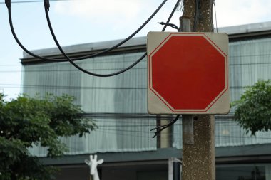 Yol kenarındaki eski uyarı levhası, kırmızı uyarı tabelası.