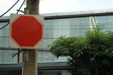Yol kenarındaki eski uyarı levhası, kırmızı uyarı tabelası.