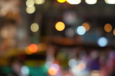 Kış yağmurlu gecelerde ışıkları olan bulanık cadde manzarası. Bokeh arka planı aydınlatıyor. Soyut sanatsal fotoğrafçılık.