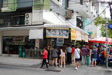Bangkok, Tayland, 21 Kasım 2024: Sabx2 wanton mee stall, pratunam famous, insanlar Tayland Wonton Erişte dükkanında yemek kuyruğunda