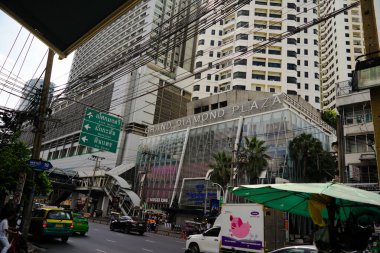 Bangkok, Tayland, 21 Kasım 2024 Pratunam bölgesinde Grand Diamond Plaza, Bangkok, Tayland. Modayla ünlüdür. Turistler için ucuz şeyler.