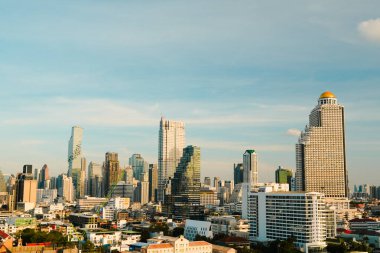 Bangkok, Tayland, 21 Kasım 2024: Bangkok 'un panoramik şehir silüeti ve gecekondu mahalleleri. Hızlı gelişen şehir ve ülke ekonomisinin zıtlıkları.