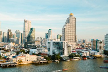 Bangkok, Tayland, 21 Kasım 2024: Büyük Metropolitan Şehri üzerindeki güzel mavi gökyüzü. Gün batımından sonra gökdelenler, günbatımından önce gökyüzü arkaplanı, metin için boşluk.