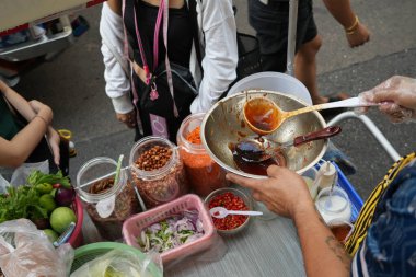 Som Tum hazırlamak klasik bir Tayland papaya salatasıdır. Az kalori ve çok lif var. Som Tum sağlıklı yemek için iyi bir seçim..