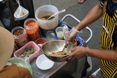 Baharatlı mango salatası, Som Tum 'u Bangkok' ta pazarda satışa hazırlayan yerel Tayland salatası - Som Tum veya papaya salatası geleneksel Tayland yemeğidir - Tayland sokak yemekleri satıcısı