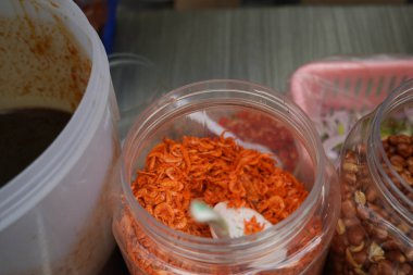 Kavanozda kurutulmuş karides, baharatlı Tayland baharatları tarifi geleneksel yemek için kullanılır.