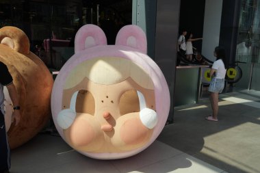 Bangkok, Tayland - 27 Kasım 2024: Bangkok alışveriş merkezindeki ağlayan bebek ya da ağlayan tavşan yerleştirme sanatı etkinliği, sulugöz ya da kristal tavşan oyuncakları Popmart 'ta satılıyor