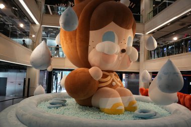 Bangkok, Tayland - 27 Kasım 2024: Bangkok alışveriş merkezindeki ağlayan bebek ya da ağlayan tavşan yerleştirme sanatı etkinliği, sulugöz ya da kristal tavşan oyuncakları Popmart 'ta satılıyor