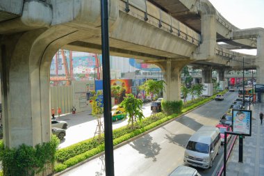 Bangkok, Tayland - 27 Kasım 2024: Siam Discovery alışveriş merkezinin önünde çok hafif trafik.