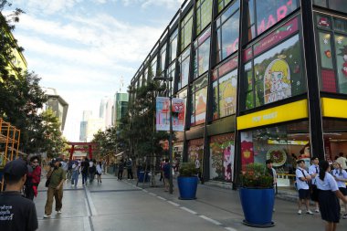 Bangkok, Tayland - 27 Kasım 2024 POP MART. Siyam Meydanı 'nda siam keşfinin yanındaki oyuncakçıda.