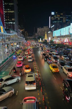 Bangkok, Tayland - 27 Kasım 2024: Gece trafiği sıkışıklığı. Central World 'ün önünde. Bangkok 'un Ekonomi Merkezi.