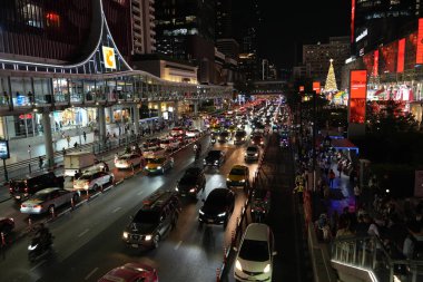 Bangkok, Tayland - 27 Kasım 2024: Gece trafiği sıkışıklığı. Central World 'ün önünde. Bangkok 'un Ekonomi Merkezi.