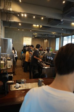 Bangkok, Tayland - 27 Kasım 2024 Bangkok fabrika kahvesi, kahve ve içecek servisi. Modern tavan arası kafe ve kafenin iç mimarisi ve dekorasyonu..