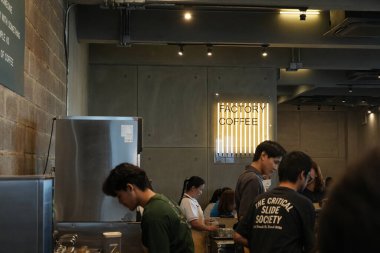 Bangkok, Tayland - 27 Kasım 2024 Bangkok fabrika kahvesi, kahve ve içecek servisi. Modern tavan arası kafe ve kafenin iç mimarisi ve dekorasyonu..